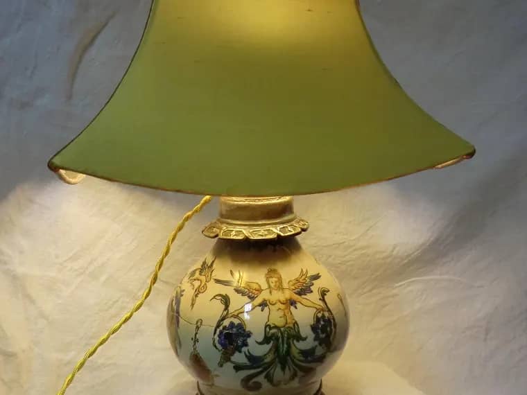 Lampe ancienne en porcelaine peinte coiffée d’un abat-jour pagode en soie verte restauré