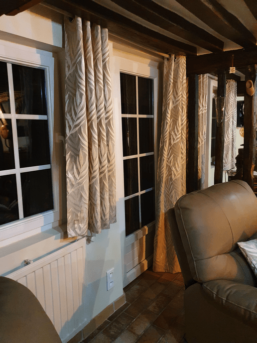 Rideaux sur mesure à oeillets.