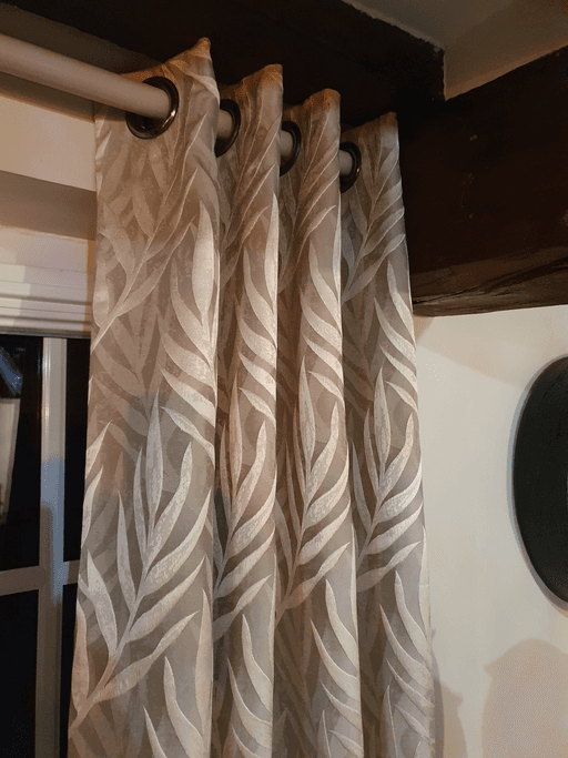 Rideaux sur mesure à oeillets.