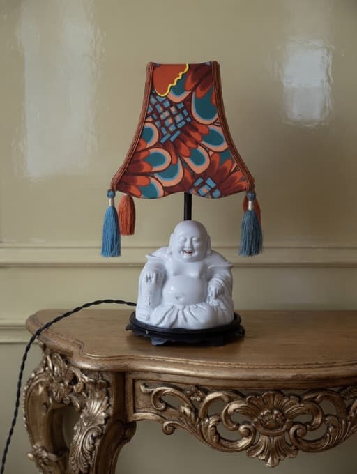 Abat-jour pagode carrée réalisé en tissu au décor des années 70 avec la créatrice Zéphyr and co