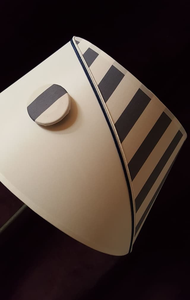 Abat-jour Conique Ouvert "Rayures bleues diagonales" - Les abat-jour d’illumine