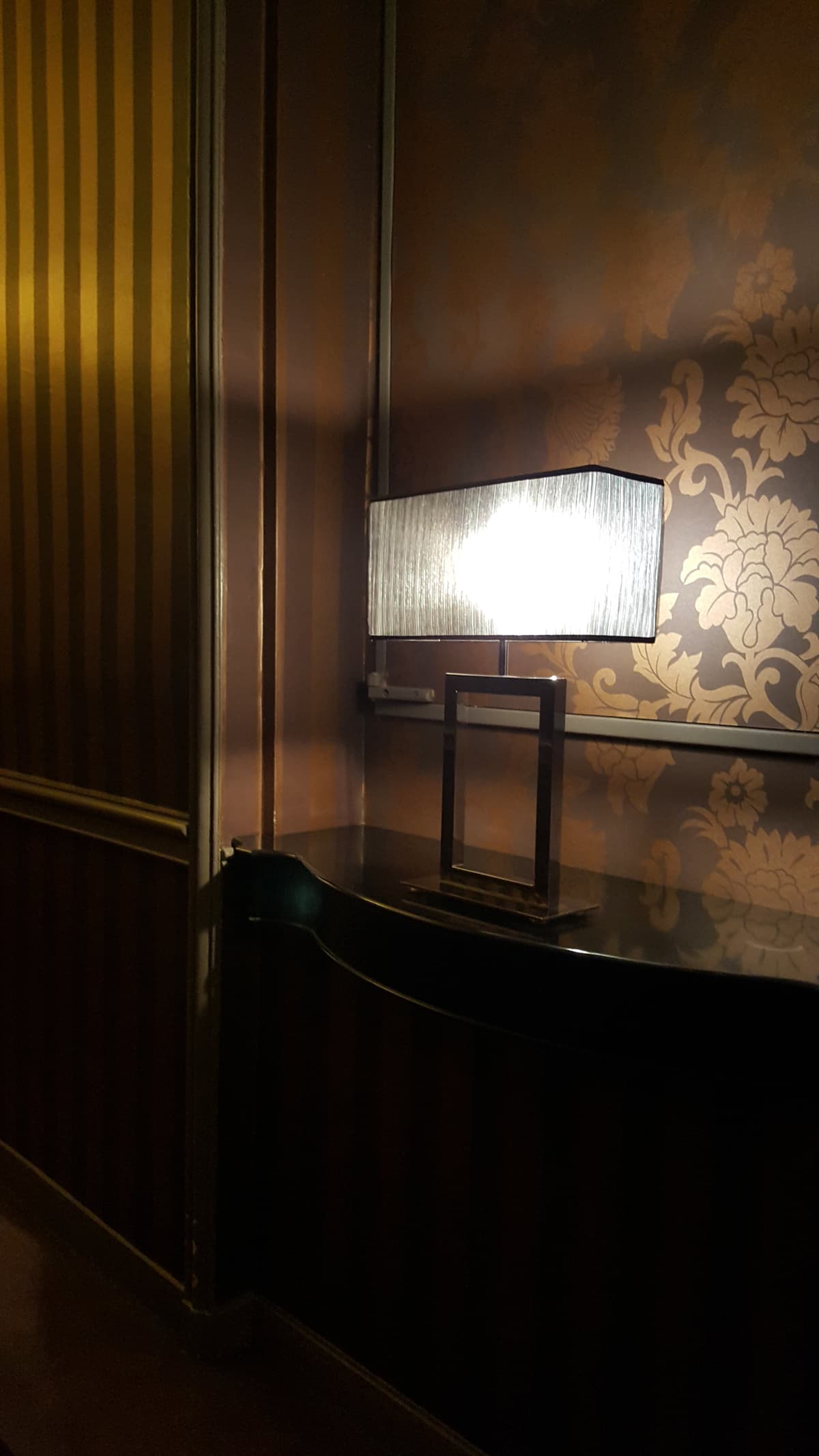LE GRAND HOTEL DE CABOURG - Les Couloirs - Les abat-jour d’illumine (vue 1)