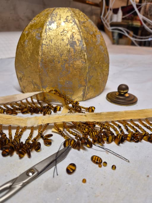 Restauration du galon d'origine en perle de verre