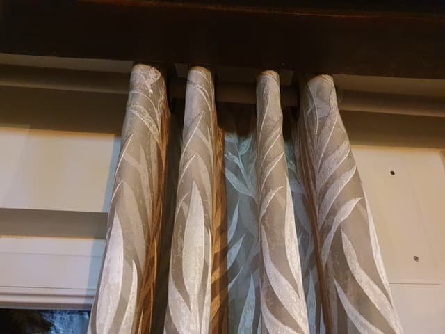 RIDEAUX SUR MESURE A OEILLETS