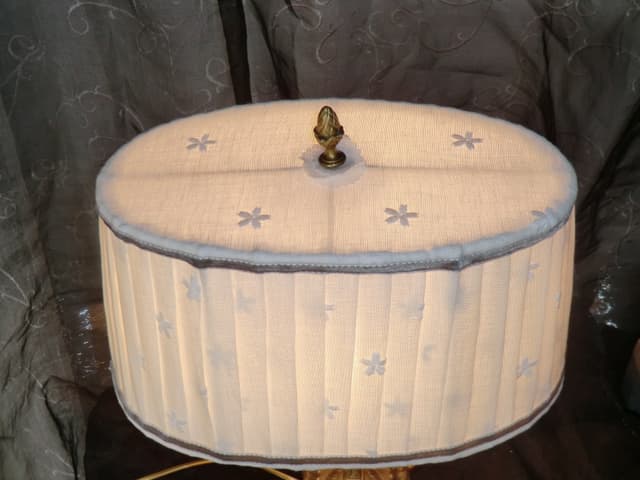 Abat-jour à Chapeau "Lin brodé" avec graine de lyre - Les abat-jour d’illumine