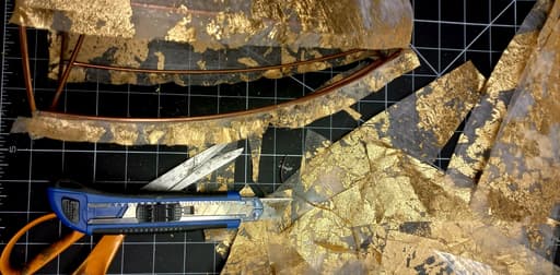 une étape du travail des copeaux de laiton