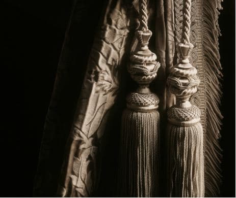 Ces rideaux qui ornent nos fenêtres quels sont leur histoire!