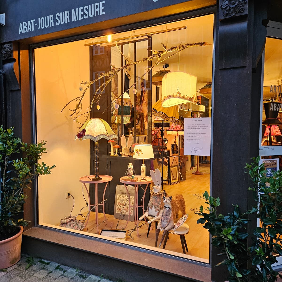 VITRINE DE PAQUES et ses Abat-jour Couture