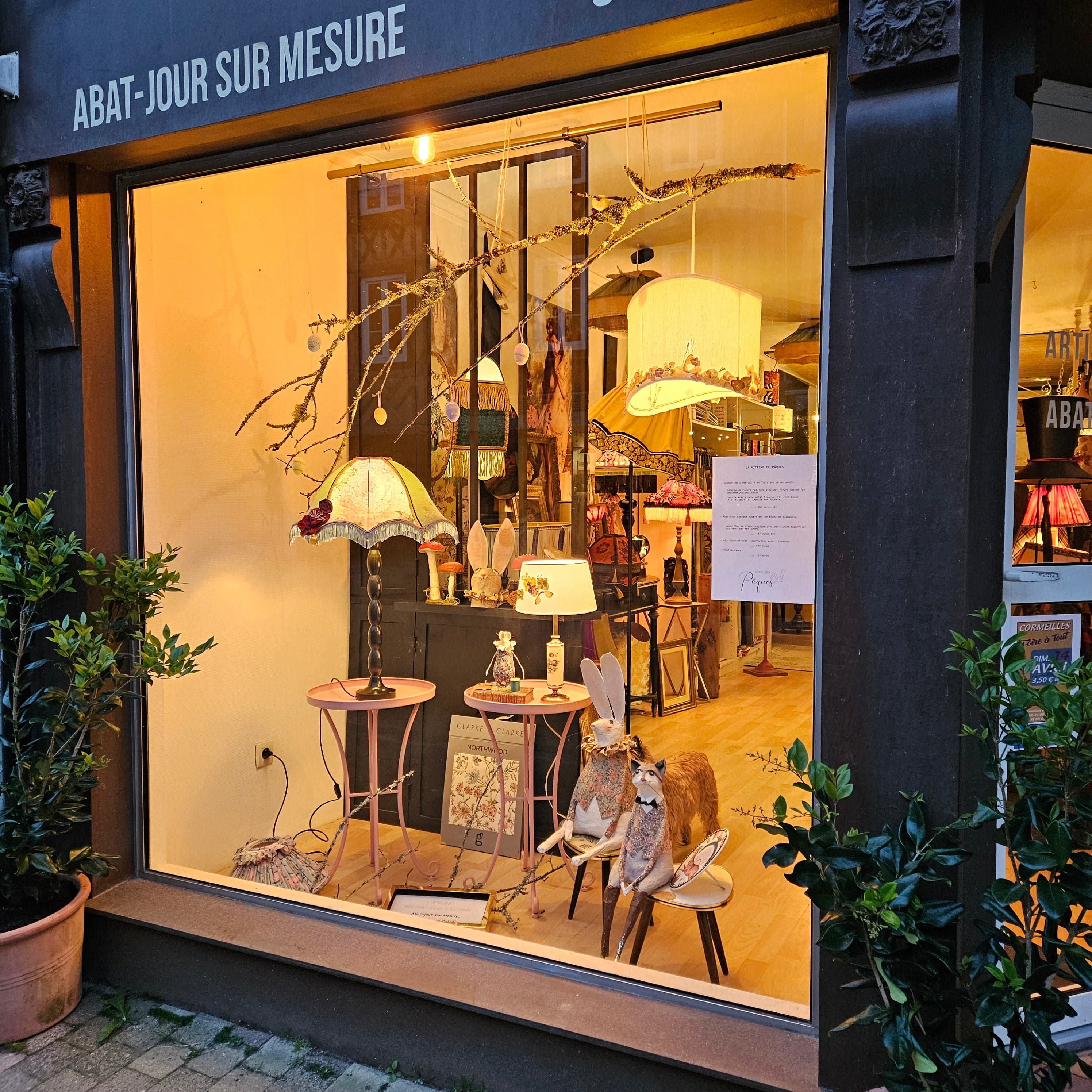 Vitrine de l’atelier avec abat-jour terminés