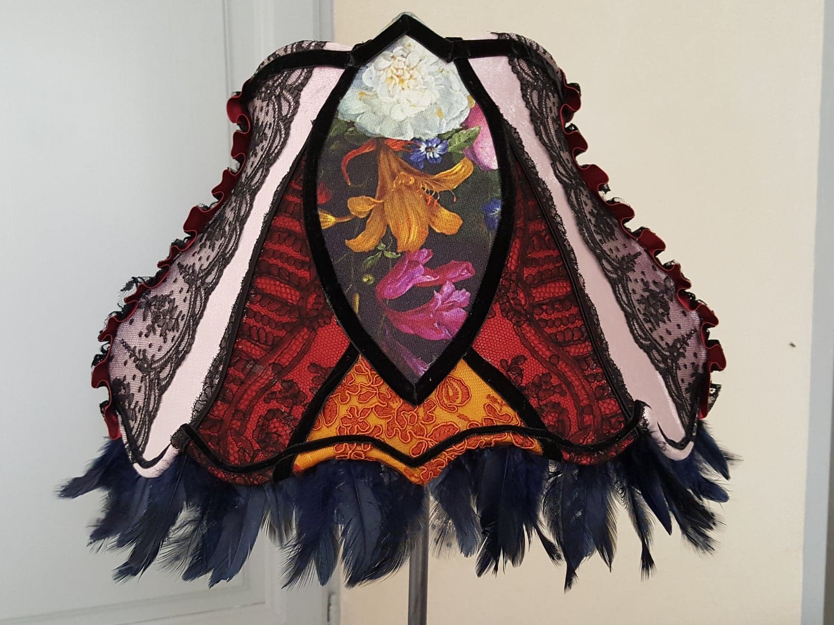 Abat-jour Victorien Plumes et Dentelle de Chantilly - Les abat-jour d’illumine