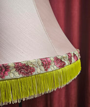 Charger l&#39;image dans la galerie, Abat-jour Pagode à bandeau &quot;Fleurs brodées&quot;