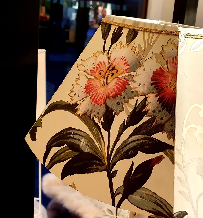 Tissu fleurs anciennes d’un abat-jour créé à l’atelier Illumine de Cormeilles, monté sur son armature