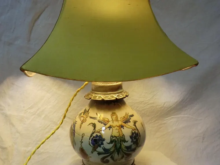 Lampe ancienne en porcelaine peinte coiffée d’un abat-jour pagode en soie verte restauré